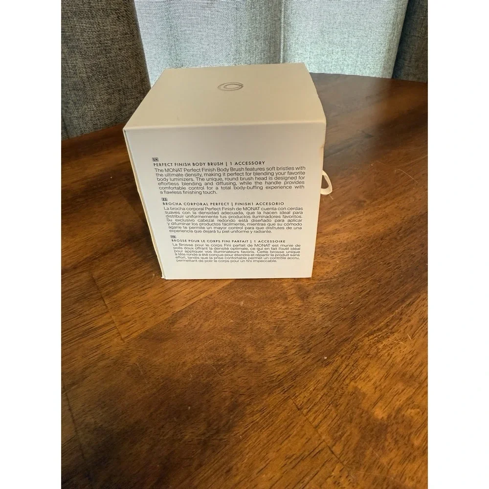 Monat Shimmering Radiance Body Luminizer & Perfect Finish Body Brush Illuminizer